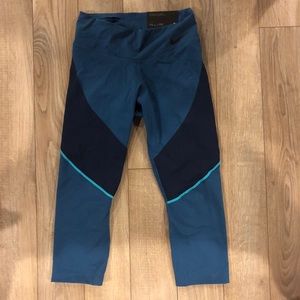 NWT Mid Rise fitted Nike crop pants size small
